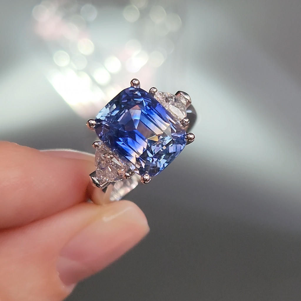 A ring with a bi-color 8.04 carat Sri Lankan sapphire and diamonds in 18k white gold Image №2