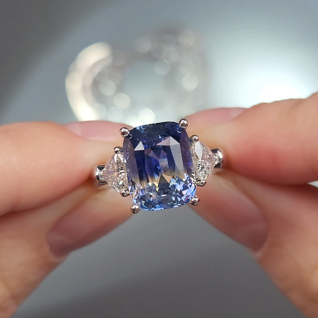 A ring with a bi-color 8.04 carat Sri Lankan sapphire and diamonds in 18k white gold Image №3