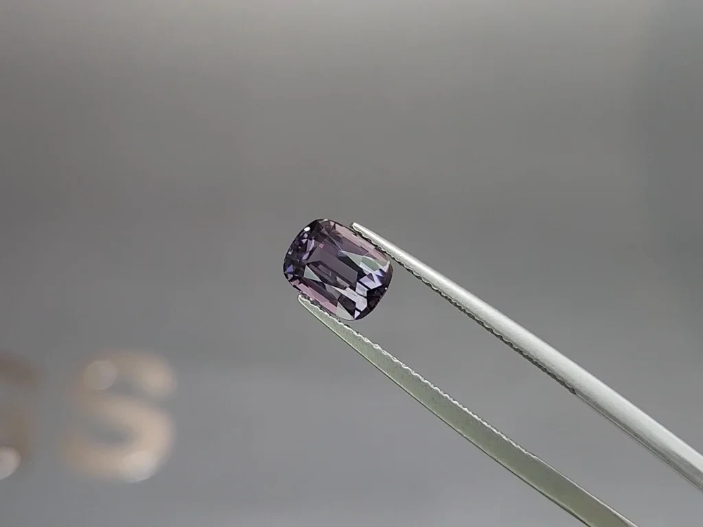 Violettgrauer spinell im kissenschliff 2,19 karat, Tanzania Image №3
