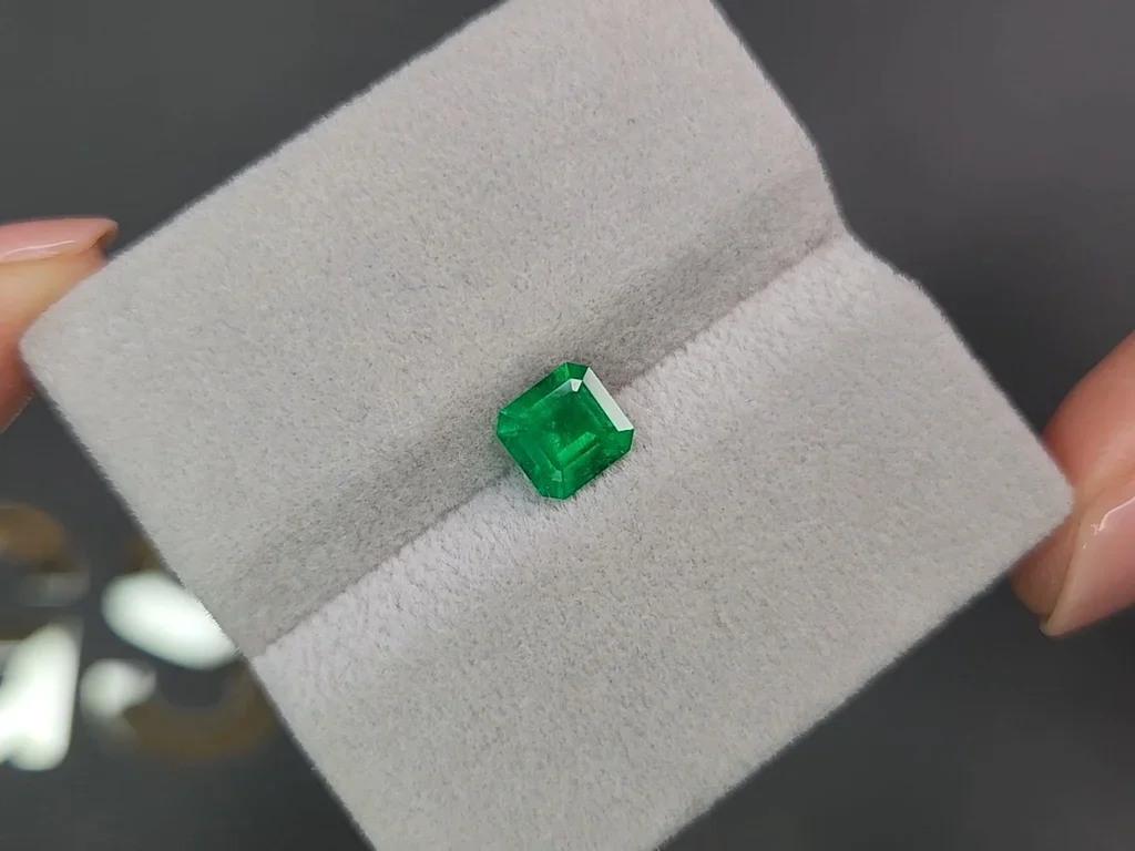 Intense emerald asscher cut 0.87 ct, Colombia Image №4