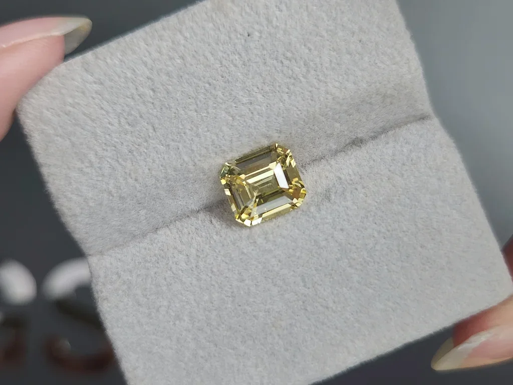 Pastel Yellow sapphire in octagon cut 2.23 carats, Sri Lanka Image №4