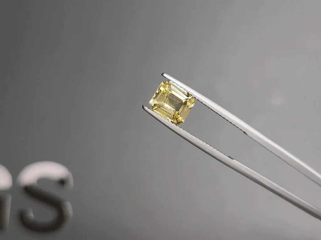 Pastel Yellow sapphire in octagon cut 2.23 carats, Sri Lanka Image №3