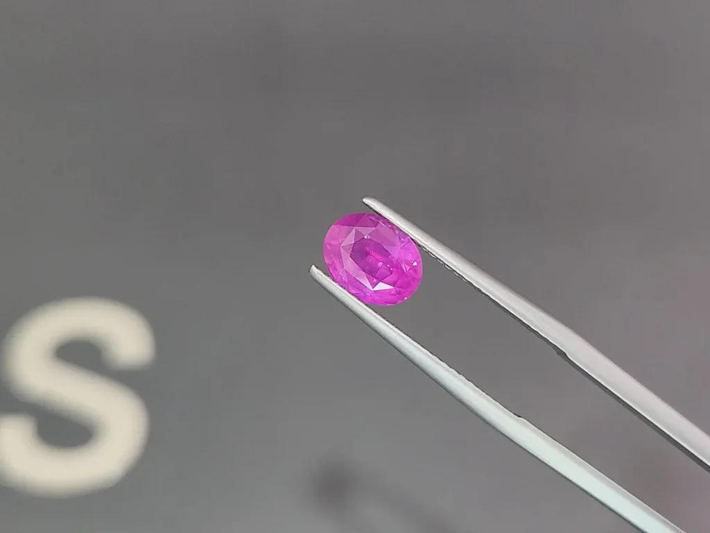 Zafiro de corte ovalado con efecto seda rutilado rosa intenso de 2,58 carats, de Sri Lanka Image №3