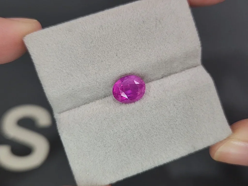Zafiro de corte ovalado con efecto seda rutilado rosa intenso de 2,58 carats, de Sri Lanka Image №4