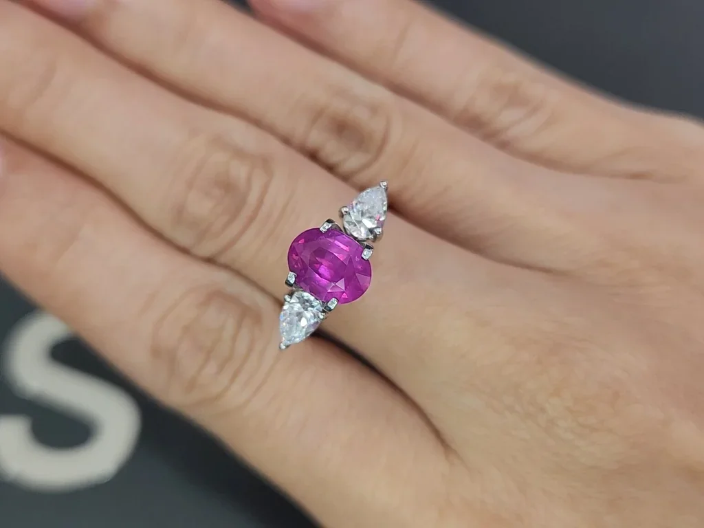 Zafiro de corte ovalado con efecto seda rutilado rosa intenso de 2,58 carats, de Sri Lanka Image №5
