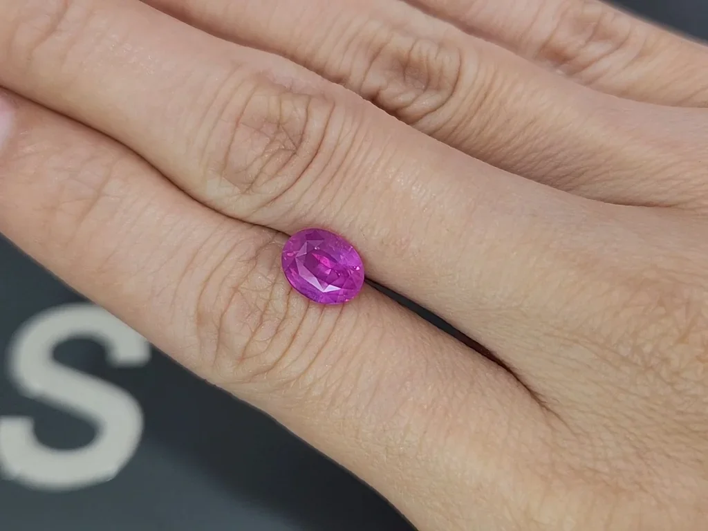 Zafiro de corte ovalado con efecto seda rutilado rosa intenso de 2,58 carats, de Sri Lanka Image №2