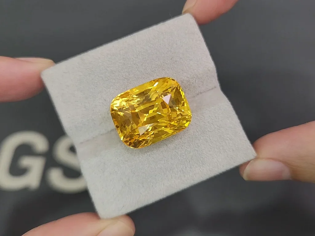 Zafiro amarillo dorado de talla cojín sin calentar, 30,50 quilates, Sri Lanka. Image №4