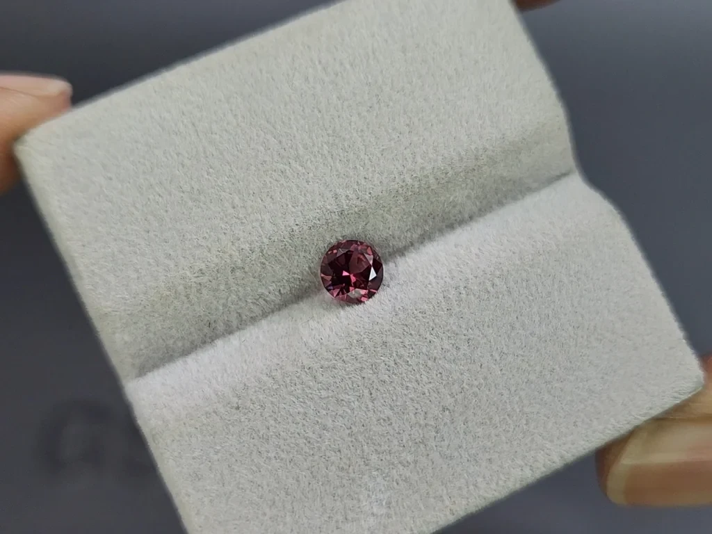 Rhodolite garnet round cut 0.55 carats, Madagascar Image №4