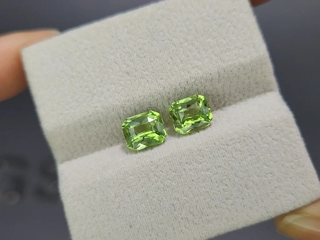 Une paire de grenats tsavorites taille radiant de 3,30 carats, Afrique Image №4
