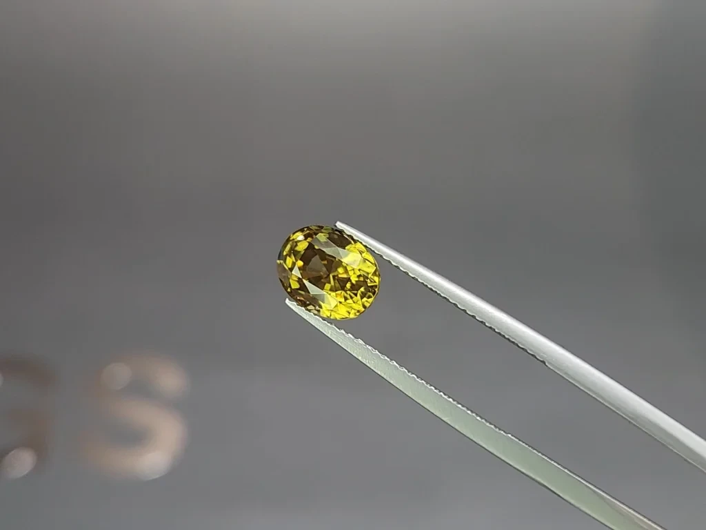 Ein leuchtender, grünlich-gelber zirkon im ovalschliff 3,98 karat, Sri Lanka Image №3