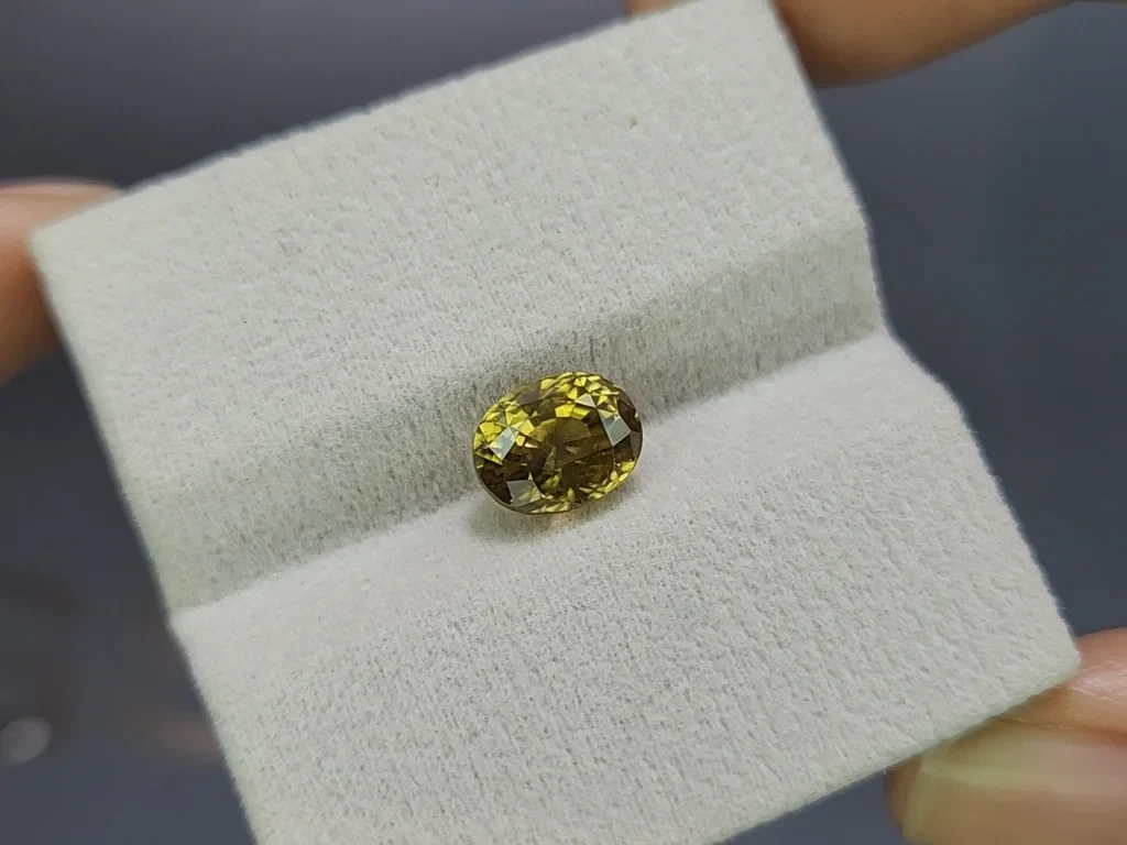 Ein leuchtender, grünlich-gelber zirkon im ovalschliff 3,98 karat, Sri Lanka Image №4