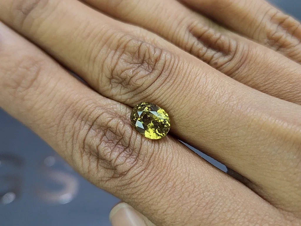Ein leuchtender, grünlich-gelber zirkon im ovalschliff 3,98 karat, Sri Lanka Image №2