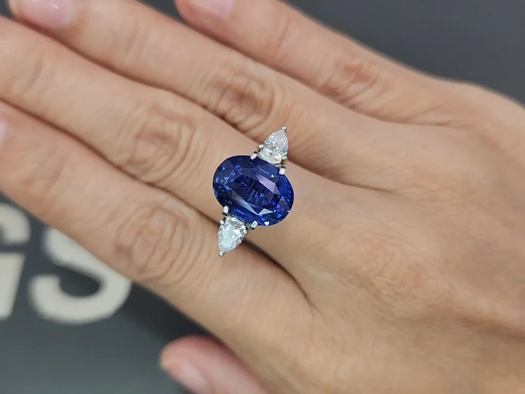 Saphir bleu royal taille ovale non chauffé 9,01 carats, Sri Lanka Image №5