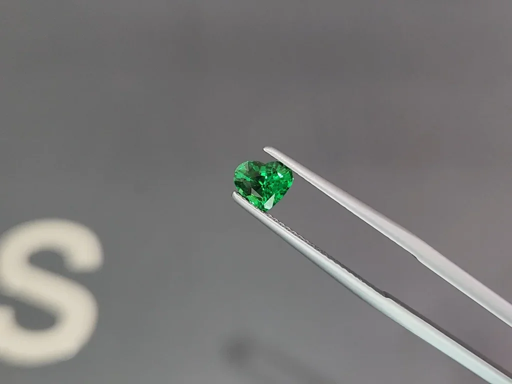 Hellgrüner tsavorit-granat im herzschliff 1,02 karats, Tansania  Image №3