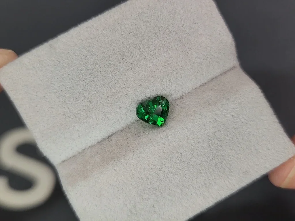 Hellgrüner tsavorit-granat im herzschliff 1,02 karats, Tansania  Image №4