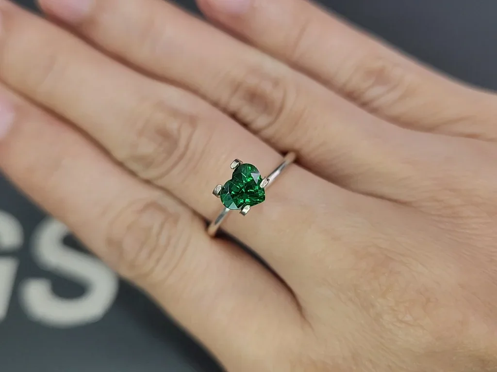 Hellgrüner tsavorit-granat im herzschliff 1,02 karats, Tansania  Image №5