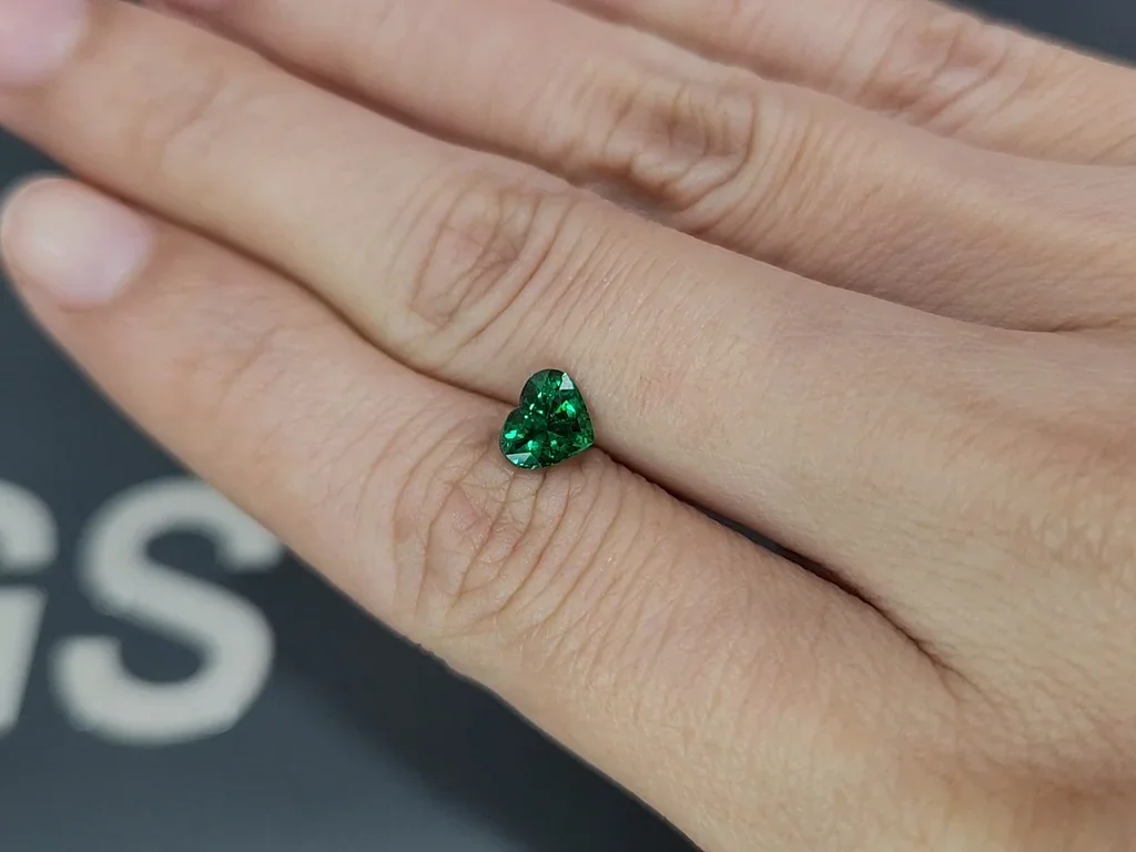 Hellgrüner tsavorit-granat im herzschliff 1,02 karats, Tansania  Image №2