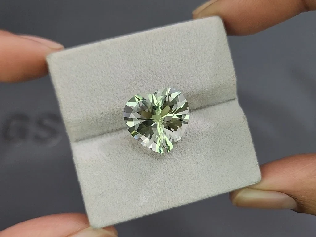 Prasiolite (green quartz)  a high precision heart shape 7.88 carats, Africa Image №4