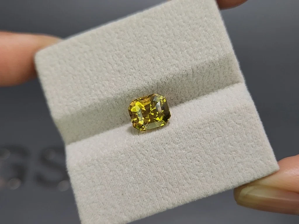 Yellow brown chrysoberyl  radiant cut 3.10 carats, Sri Lanka Image №4