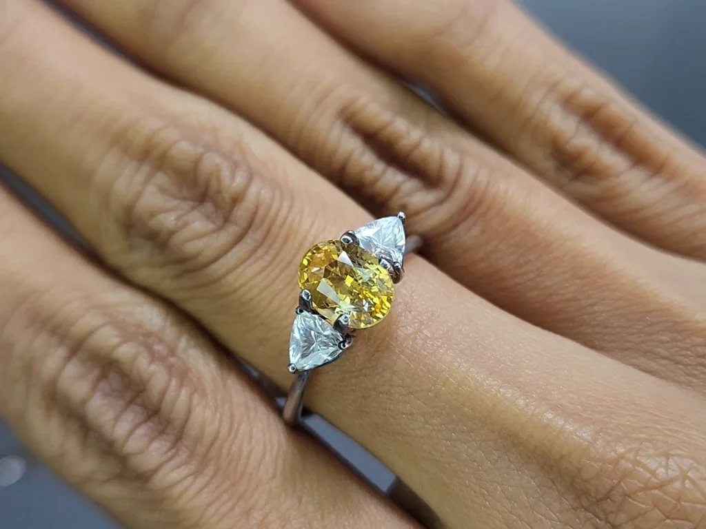 Gelber saphir Vivid Yelow im ovalschliff 1,73 karat, Sri Lanka Image №5
