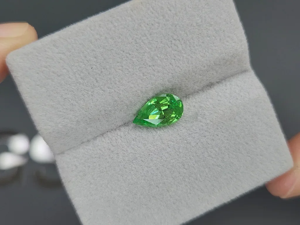 Grenat Tsavorite Vert Intense taille poire 1,61 carats, Tanzanie  Image №4