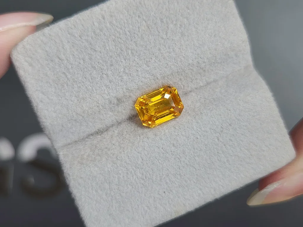 Zafiro amarillo anaranjado de talla octogonal de 2,55 quilates, Sri Lanka  Image №4
