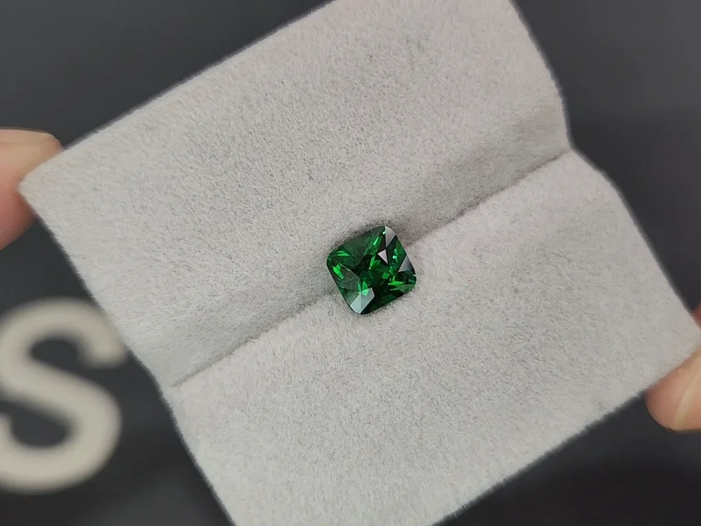 Grenat tsavorite taille coussin vert vif 1,25 carats, Tanzanie  Image №4