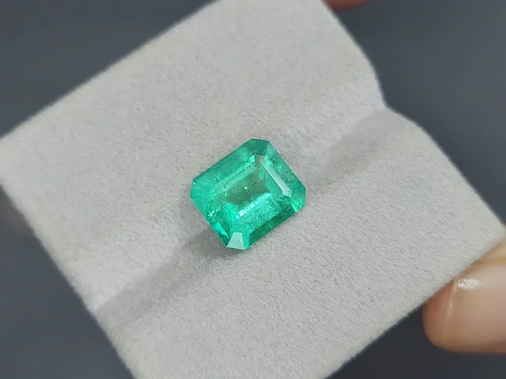 Emerald octagon cut 3.86 carats, Colombia Image №4