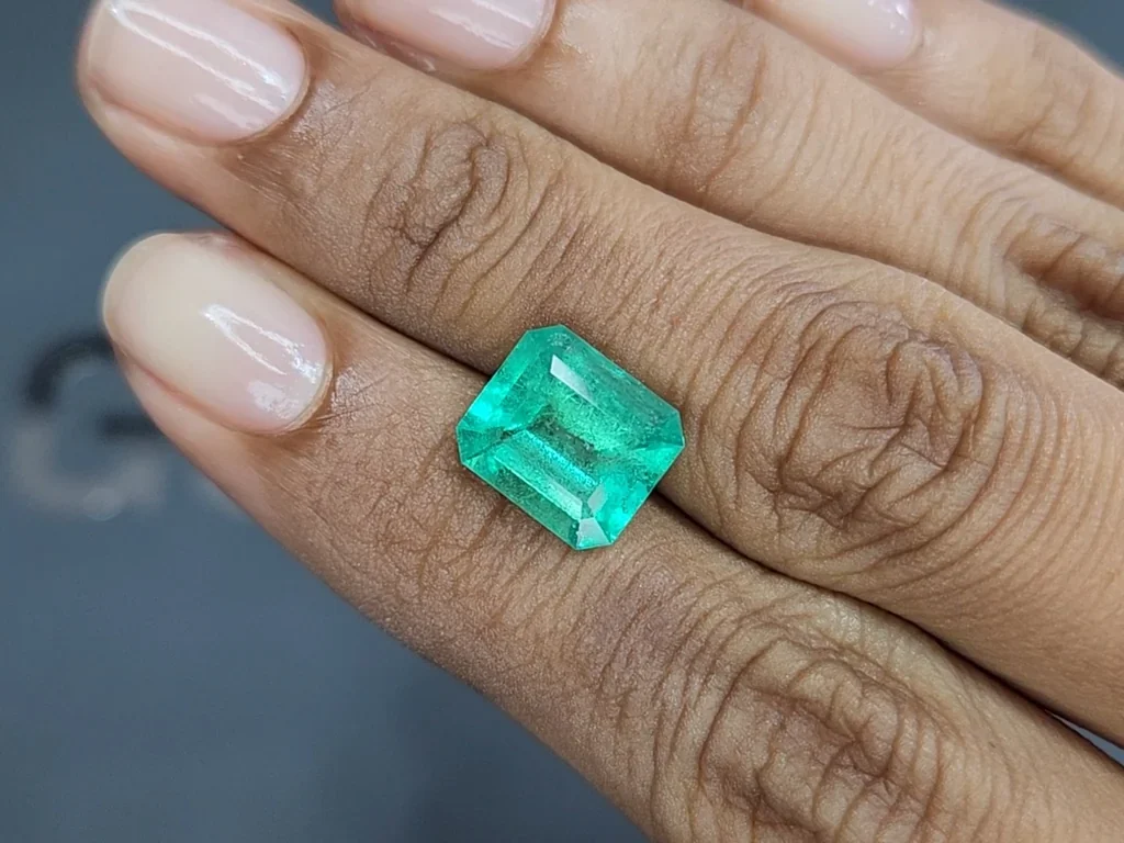 Emerald octagon cut 3.86 carats, Colombia Image №2