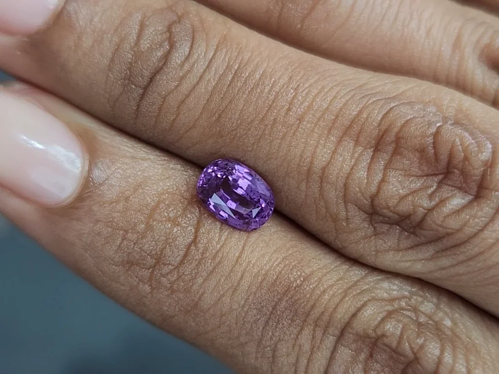 Zafiro púrpura de talla ovalada sin calentar de 1,56 quilates, de Sri Lanka Image №2