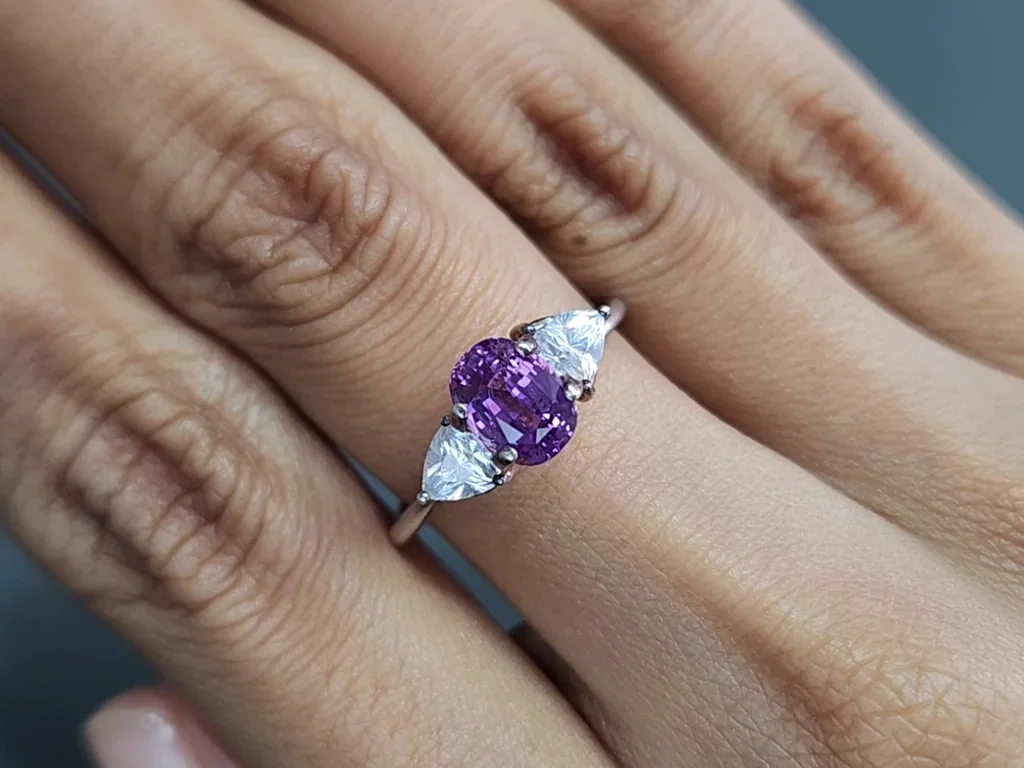 Zafiro púrpura de talla ovalada sin calentar de 1,56 quilates, de Sri Lanka Image №5