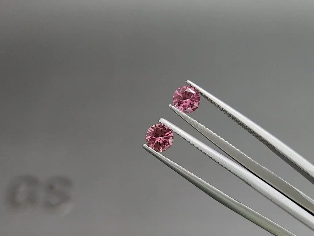 Paire de grenats rhodolites, taille ronde, 0,95 carat, Madagascar Image №3