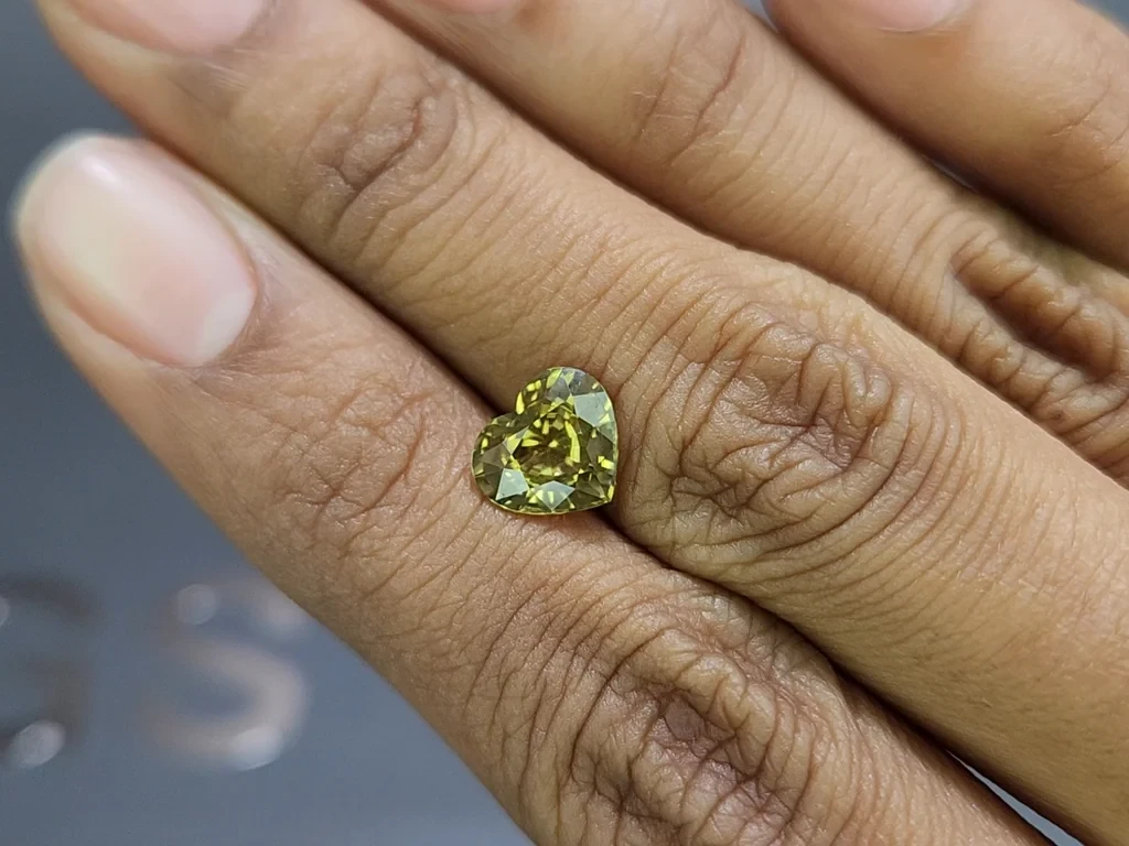 Zircon Vivid greenish yellow heart shape 3.06 carats, Sri Lanka Image №2