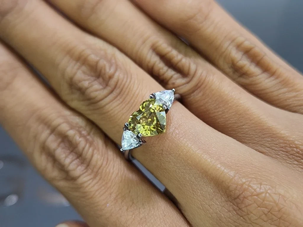 Zircon Vivid greenish yellow heart shape 3.06 carats, Sri Lanka Image №5