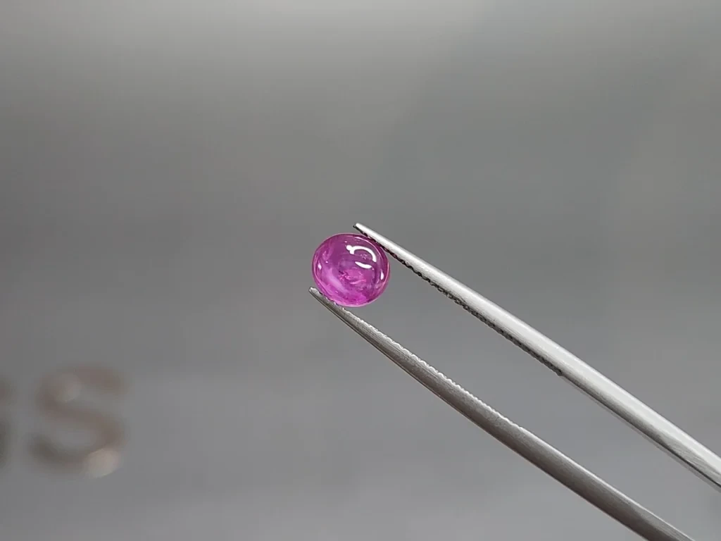 Rubis étoilé non chauffé taille cabochon 2,05 carats, Mozambique Image №4