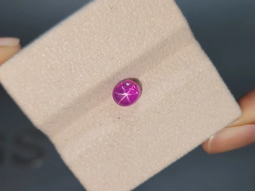 Rubis étoilé non chauffé taille cabochon 2,05 carats, Mozambique Image №6