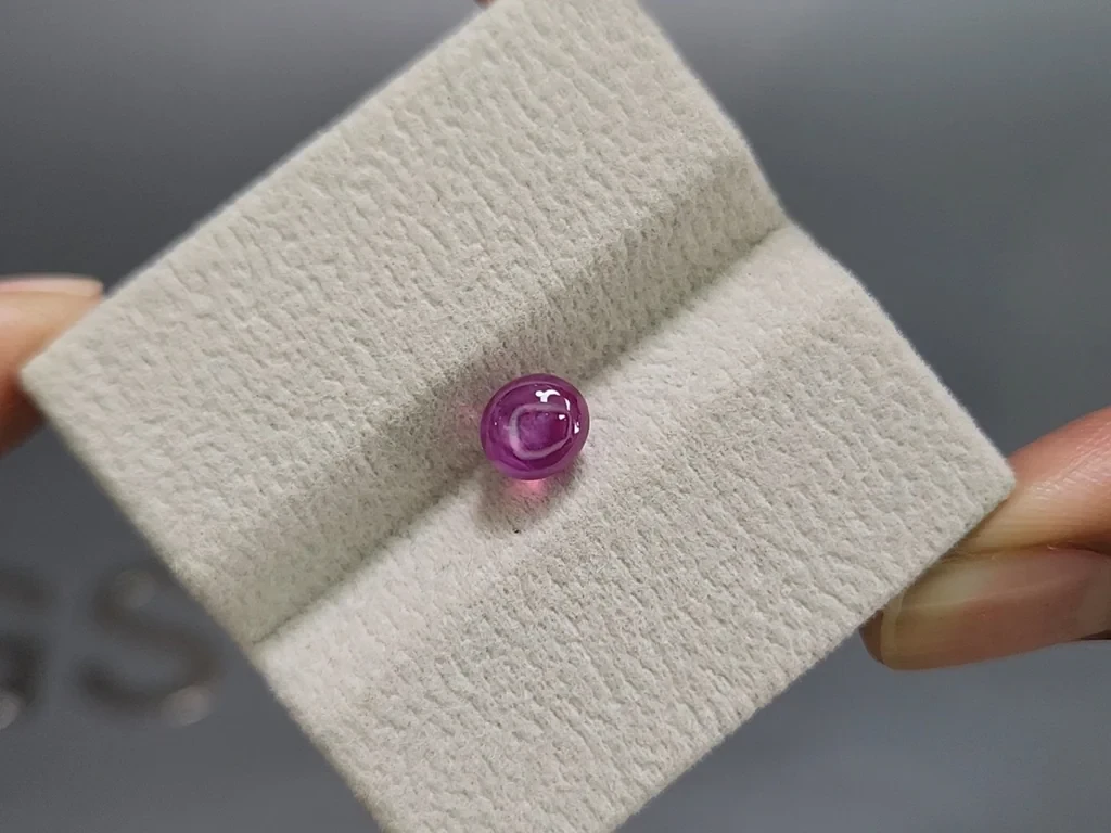 Rubis étoilé non chauffé taille cabochon 2,05 carats, Mozambique Image №7