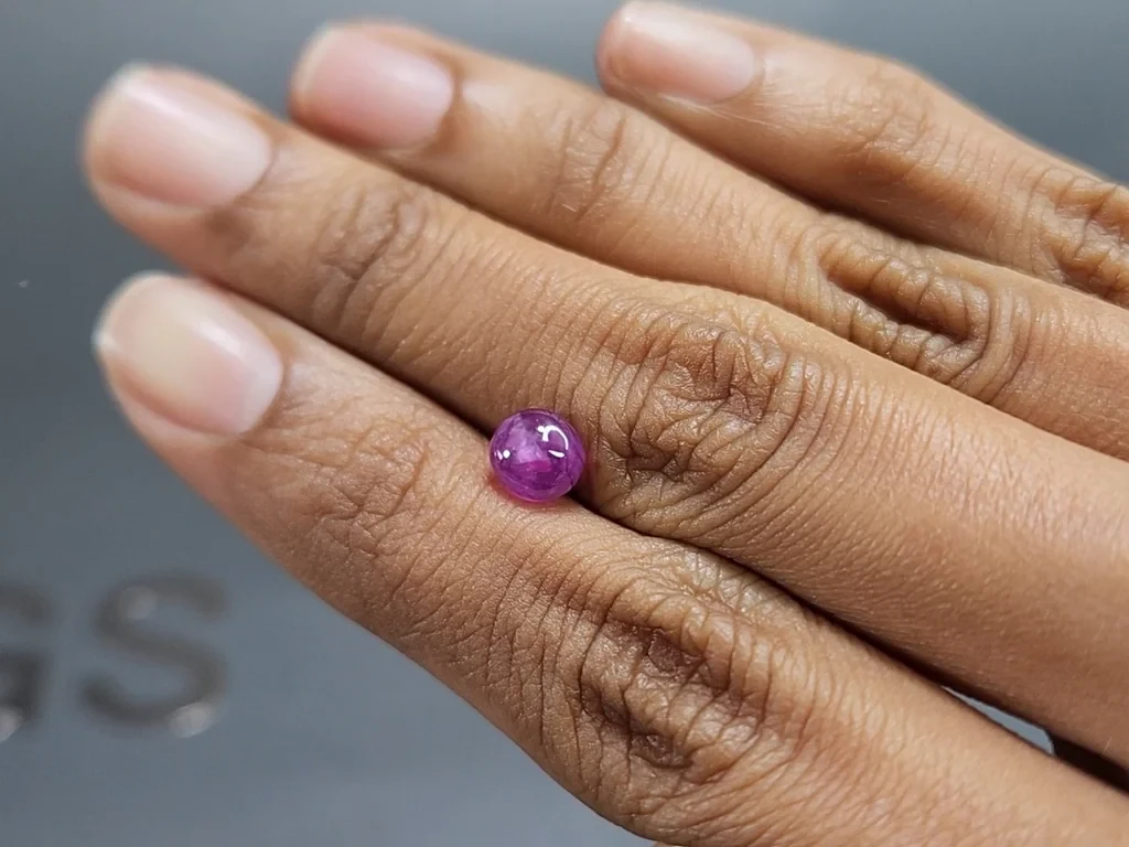 Rubis étoilé non chauffé taille cabochon 2,05 carats, Mozambique Image №2