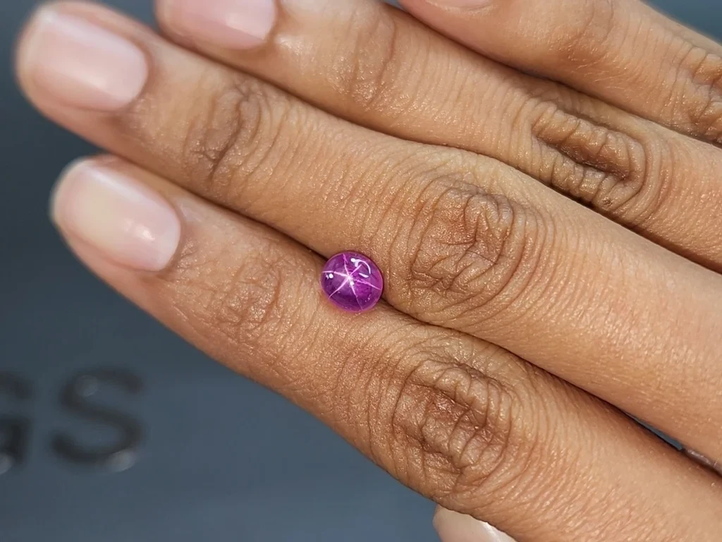 Rubis étoilé non chauffé taille cabochon 2,05 carats, Mozambique Image №3