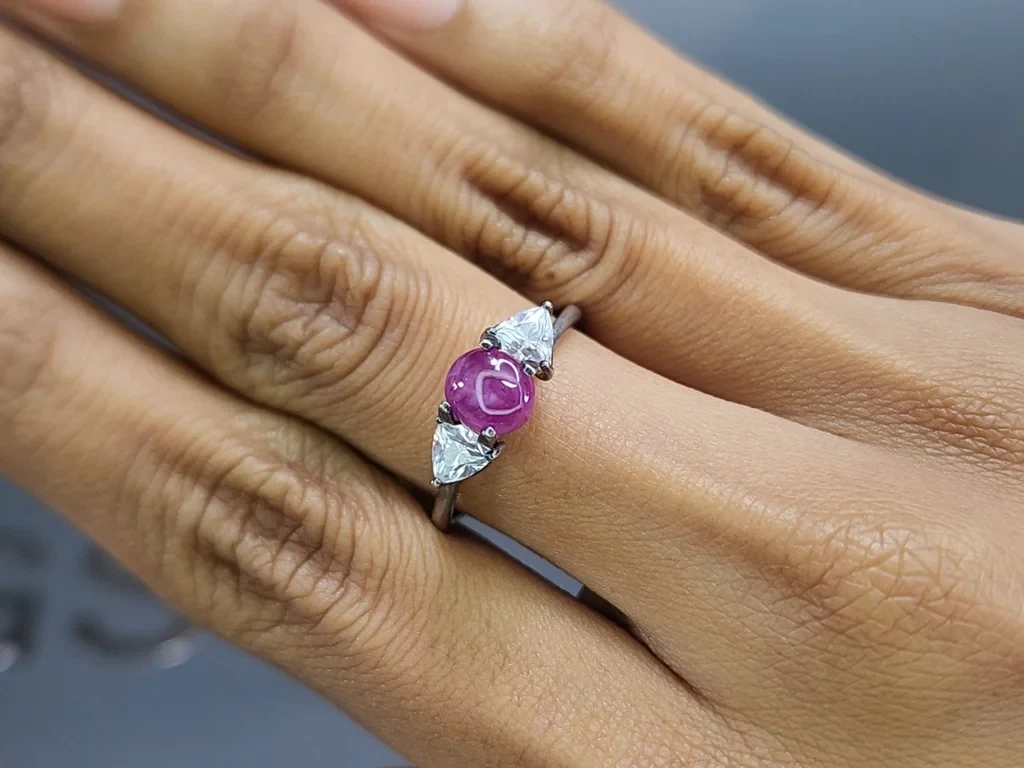 Rubis étoilé non chauffé taille cabochon 2,05 carats, Mozambique Image №9