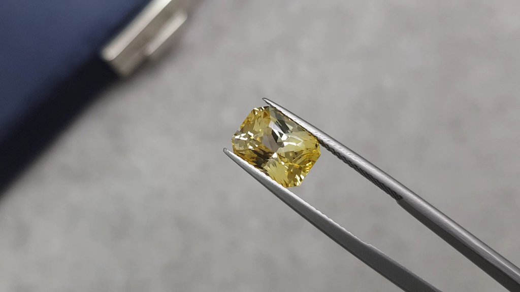 Golden color sapphire in radiant cut 5.06 ct, Sri Lanka Image №3