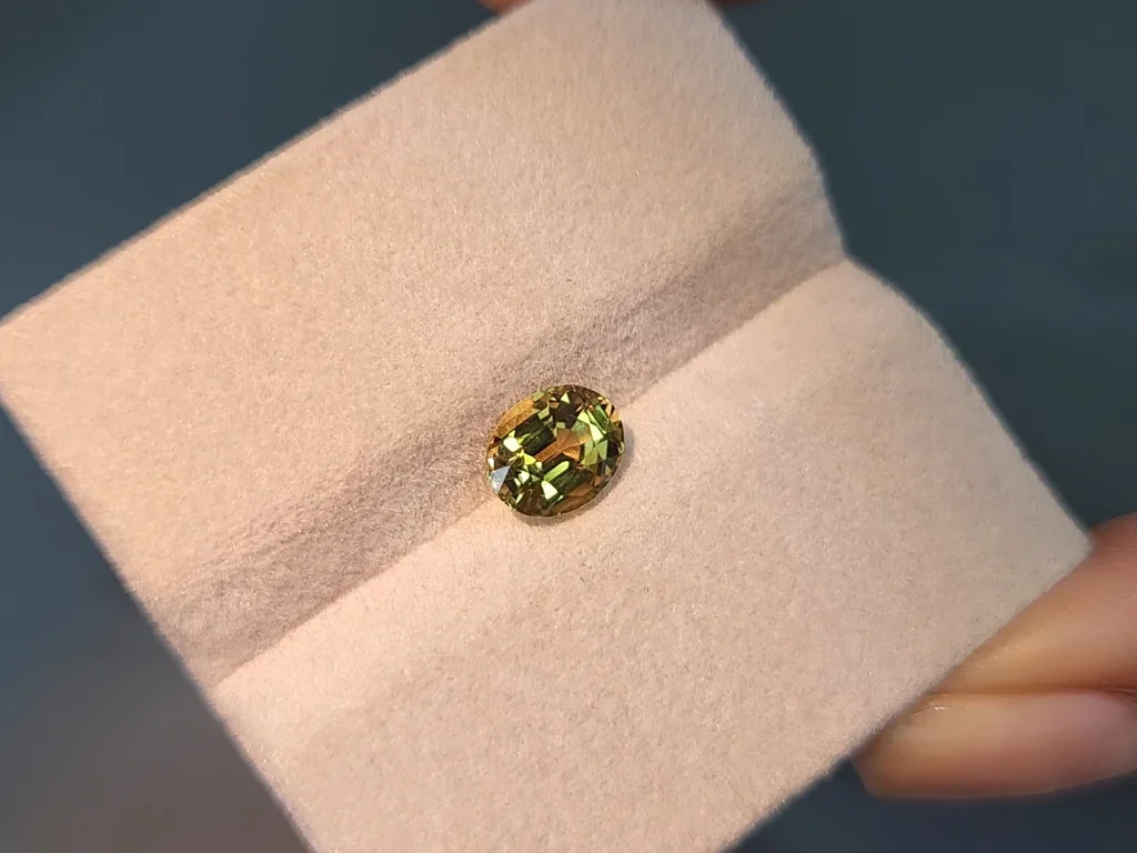 Alexandrit Farbwechsel ovalschliff 1,55 carats, Sri Lanka Image №7