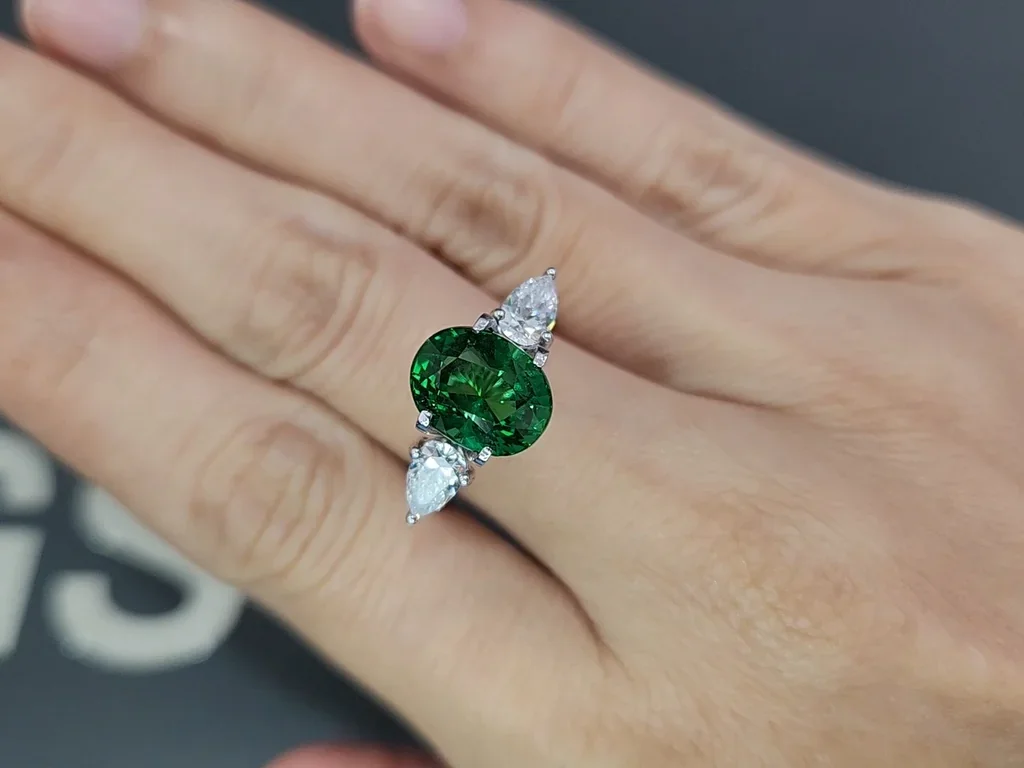 Granate tsavorita de corte ovalado verde vivo de 4,05 carats, de Tanzania Image №5