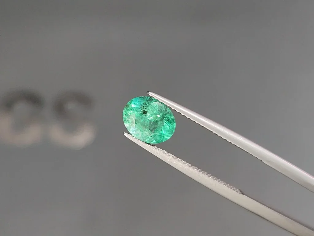 Esmeralda de corte ovalado de 1,28 quilates, Colombia Image №3