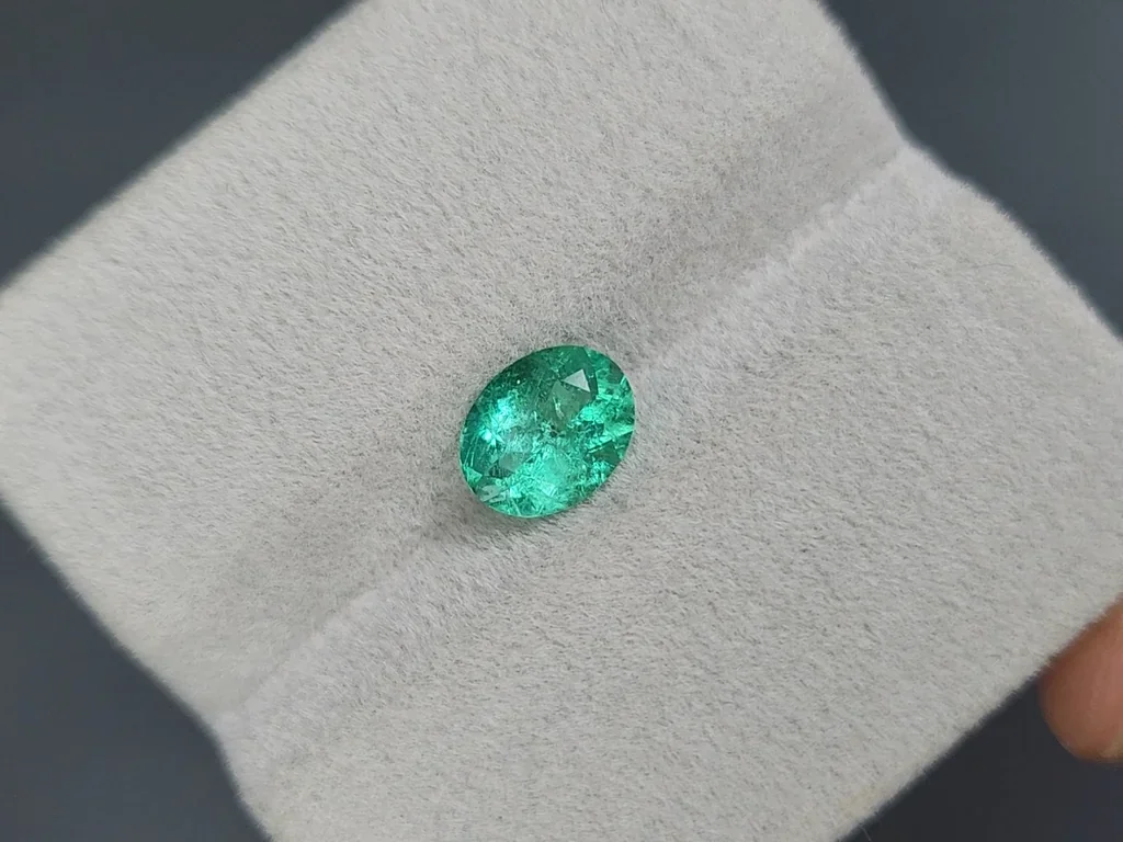 Esmeralda de corte ovalado de 1,28 quilates, Colombia Image №4