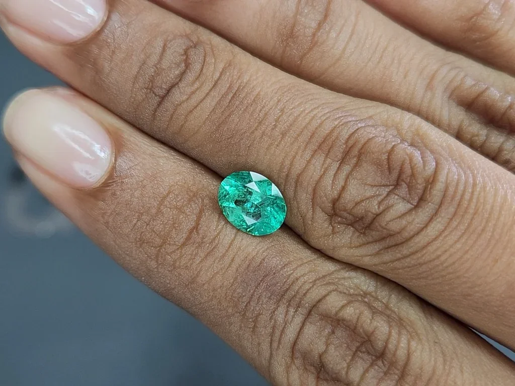 Esmeralda de corte ovalado de 1,28 quilates, Colombia Image №2