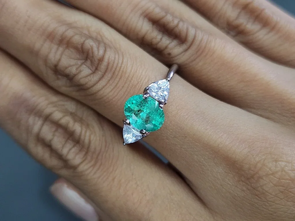 Esmeralda de corte ovalado de 1,28 quilates, Colombia Image №5