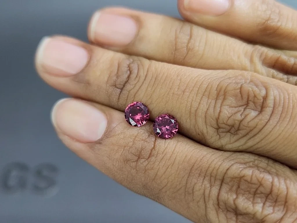 Paar rundgeschliffene rhodolith granate 1,31 karat, Madagaskar Image №2