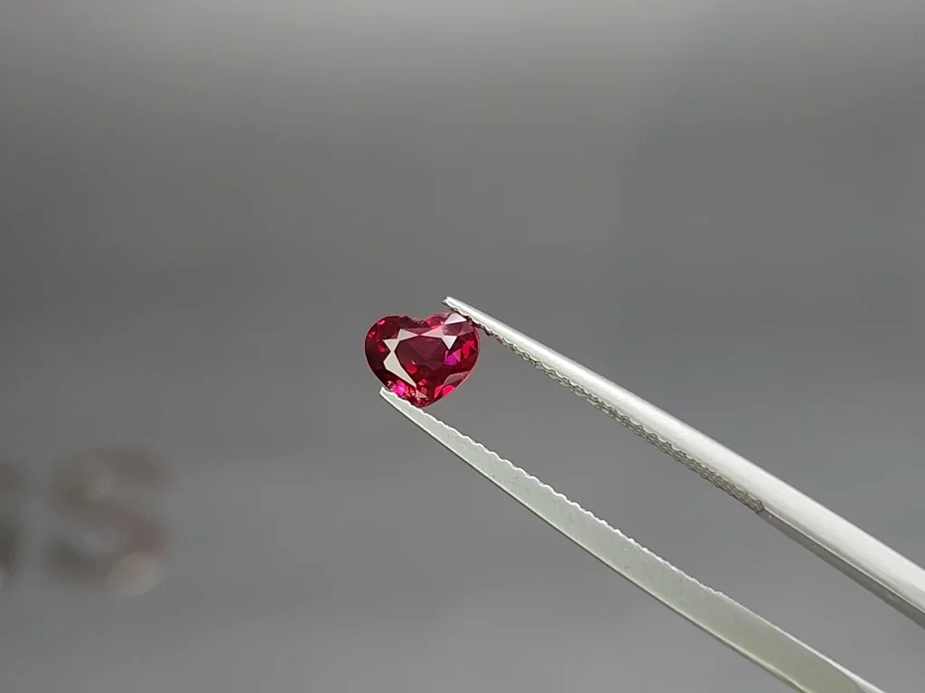 Rubis «Pigeon Blood» taille cœur 1,02 carat, Mozambique Image №3