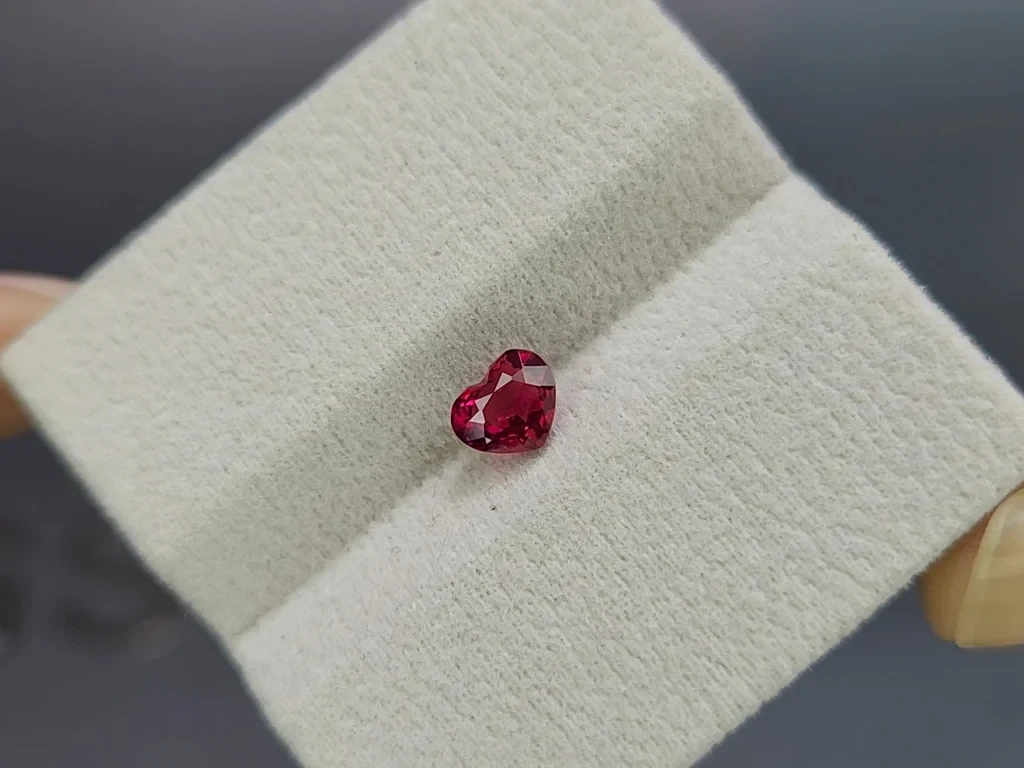 Rubis «Pigeon Blood» taille cœur 1,02 carat, Mozambique Image №4
